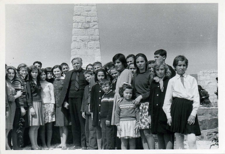 Бранко са дјецом, Цетиње 16.5.1965. (Архив САНУ)