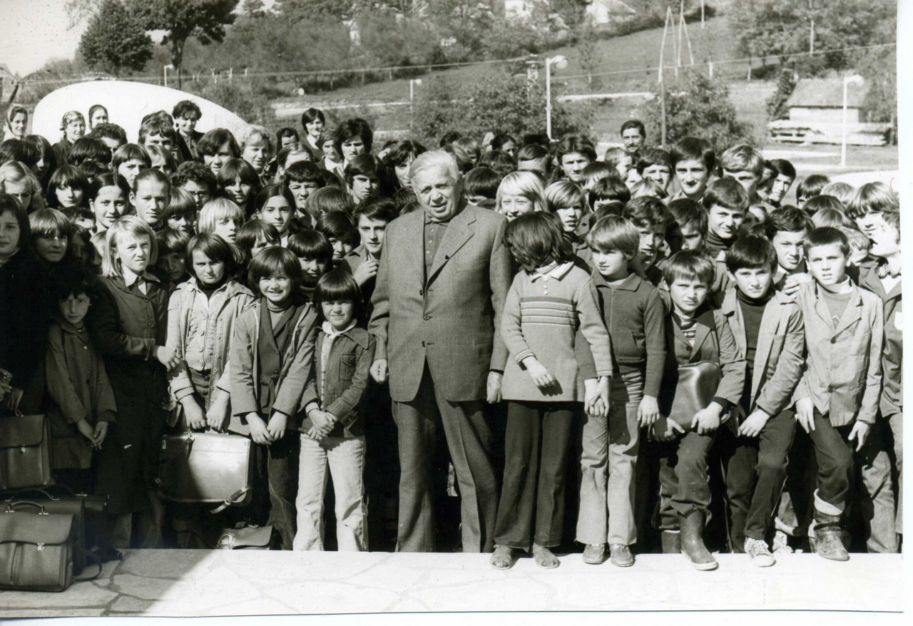 Бранко са пинирима у Хашанима, Манифестација ''Стазама дјетињства''  (Aрхив САНУ)