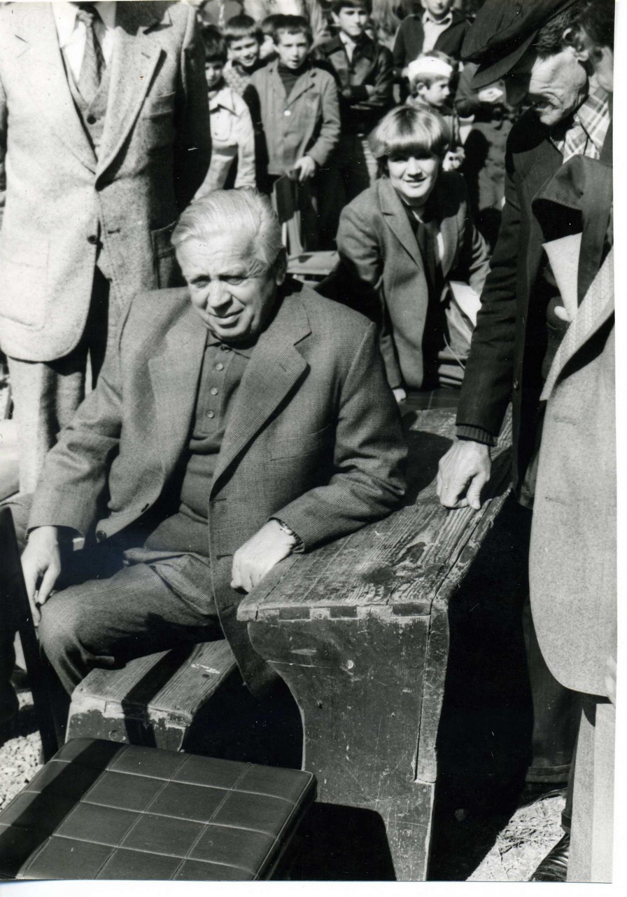 Бранко у старој школској клупи, Хашани (Aрхив САНУ)