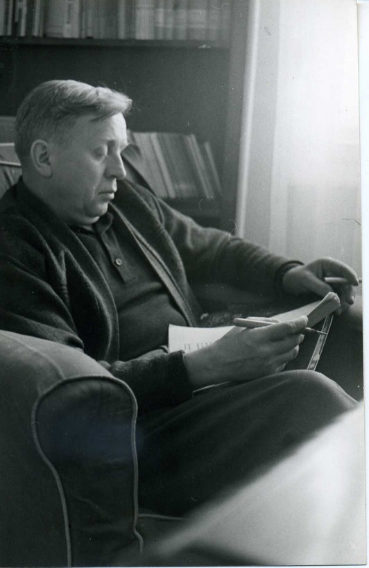 У радној соби (Aрхив САНУ)